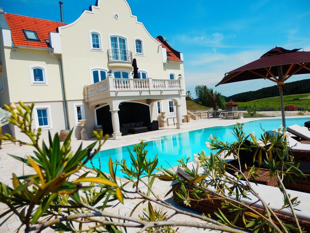Liszkay Borkuria Hotel Monoszlo Екстериор снимка