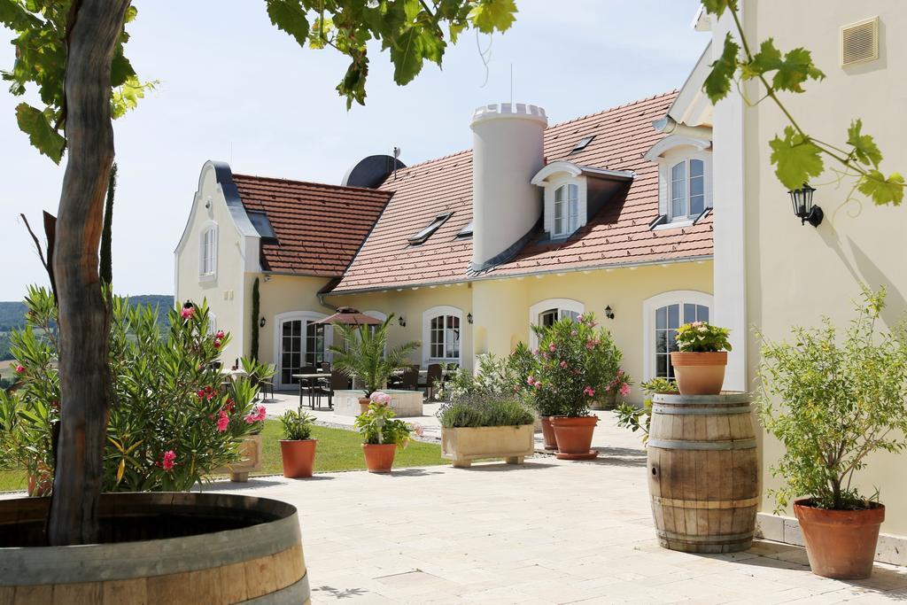 Liszkay Borkuria Hotel Monoszlo Екстериор снимка