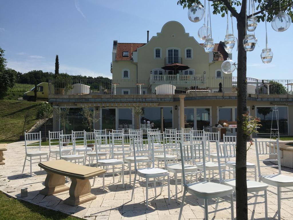 Liszkay Borkuria Hotel Monoszlo Екстериор снимка