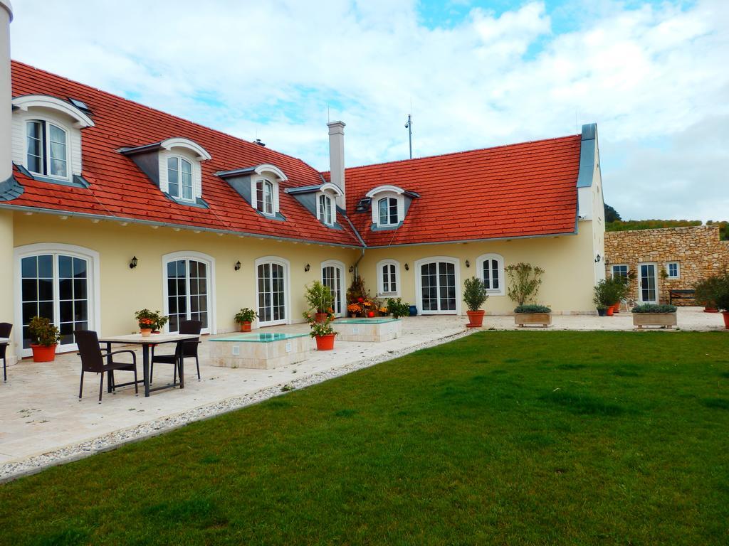 Liszkay Borkuria Hotel Monoszlo Екстериор снимка