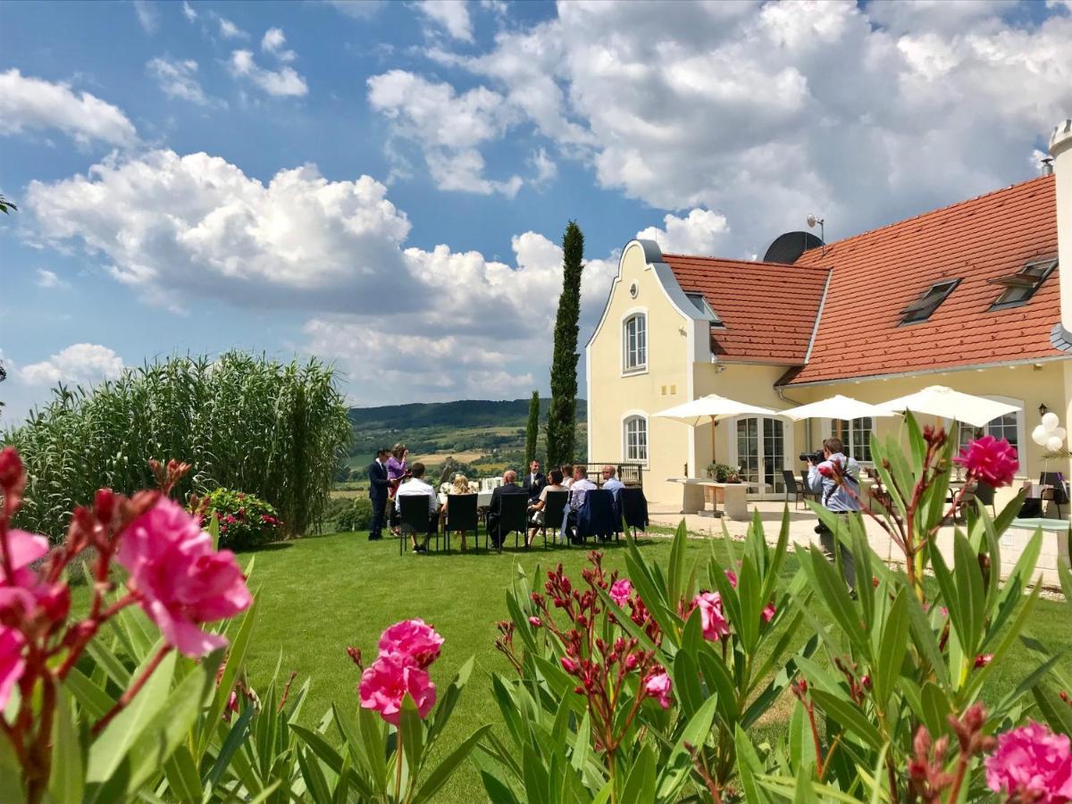 Liszkay Borkuria Hotel Monoszlo Екстериор снимка